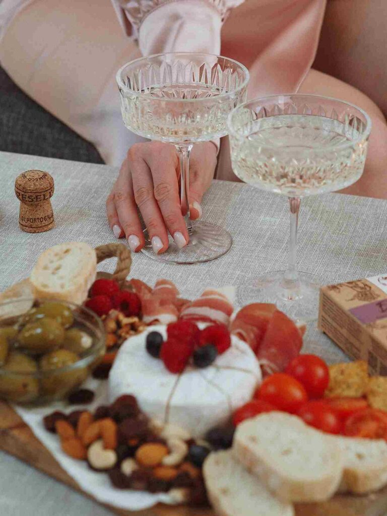L’aperitivo italiano è in crisi: nei consumi fuori casa i giovani preferiscono la colazione