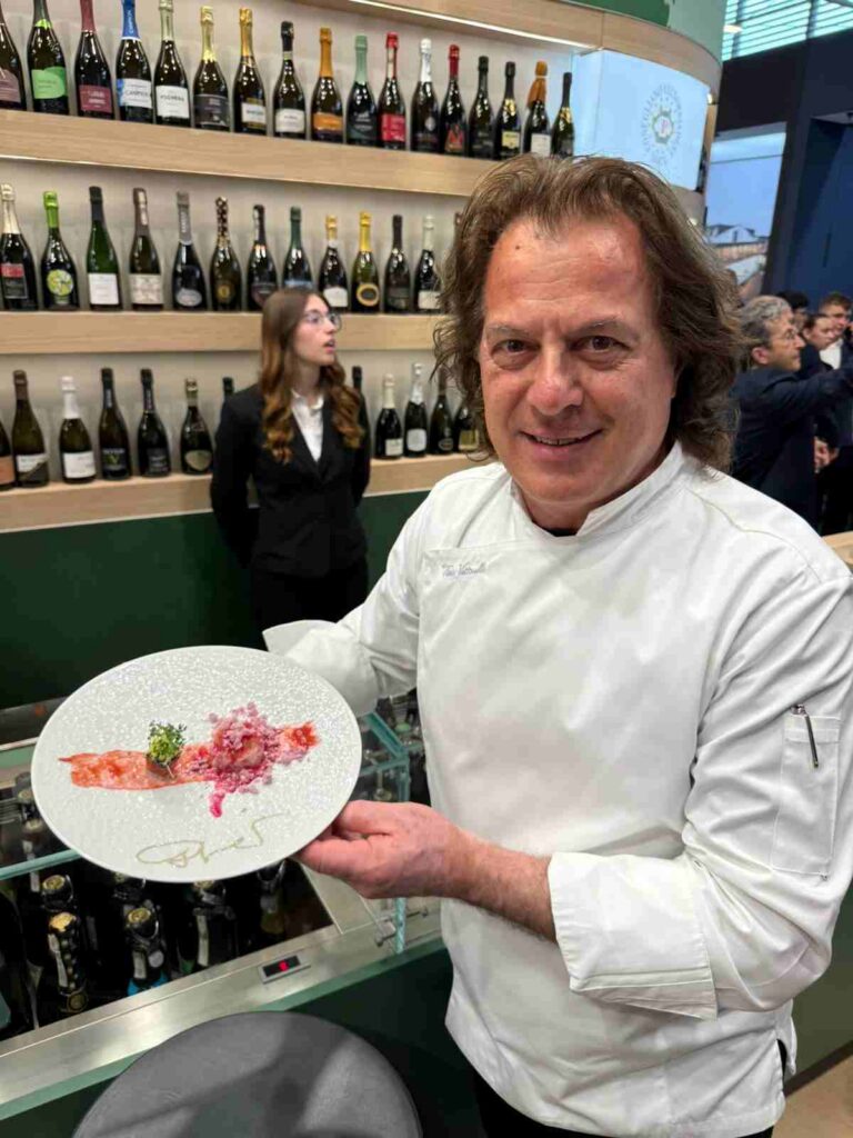 Tino Vettorello a Vinitaly firma “Red Carpet”, il piatto per l’etichetta ufficiale del Conegliano Valdobbiadene Prosecco Superiore DOCG per l’83° Mostra del Cinema di Venezia