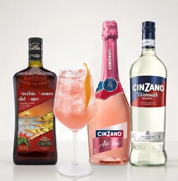 Cinzano torna in rosa: l’ambasciatore dell’aperitivo all’italiana nel mondo firma il Giro d’Italia 2026