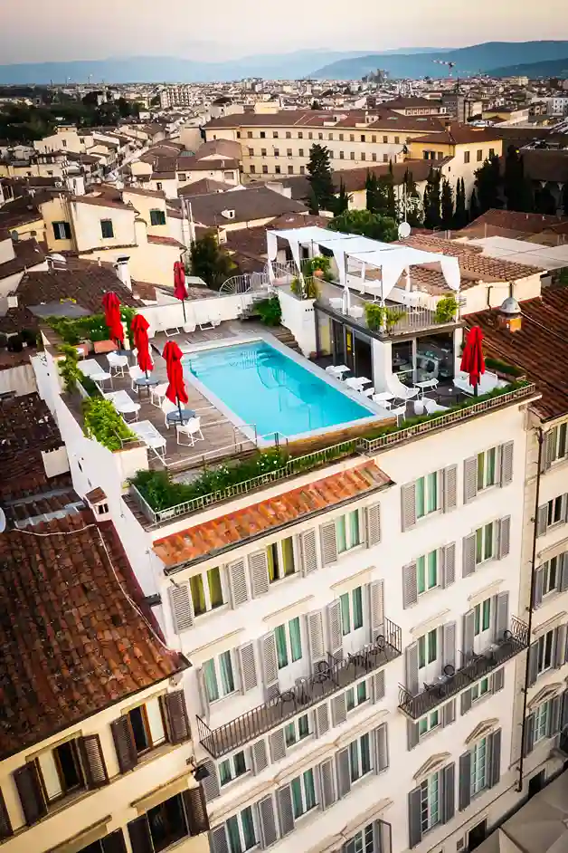 Terrazza del Grand Hotel Minerva a Firenze: il rooftop di Carlo Scarpa accoglie l’estate 2026 tra design, aperitivi e tramonti