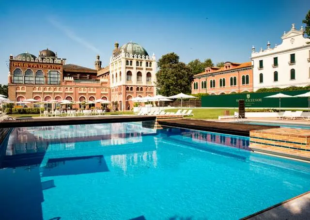 Excelsior Venice Lido: l’hotel di Venezia preferito da George Clooney e Nicole Kidman riapre con una veste rinnovata