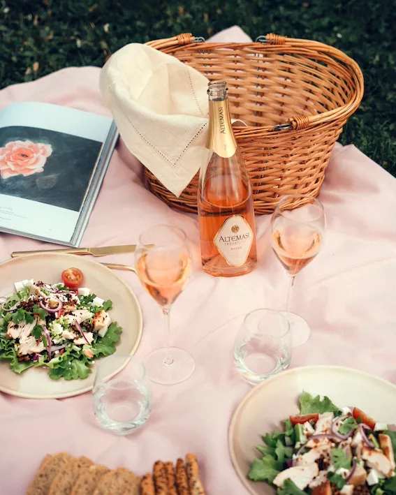 Giugno nel calice: Altemasi Trentodoc propone un nuovo spumante Rosé per accompagnare le lunghe giornate di sole