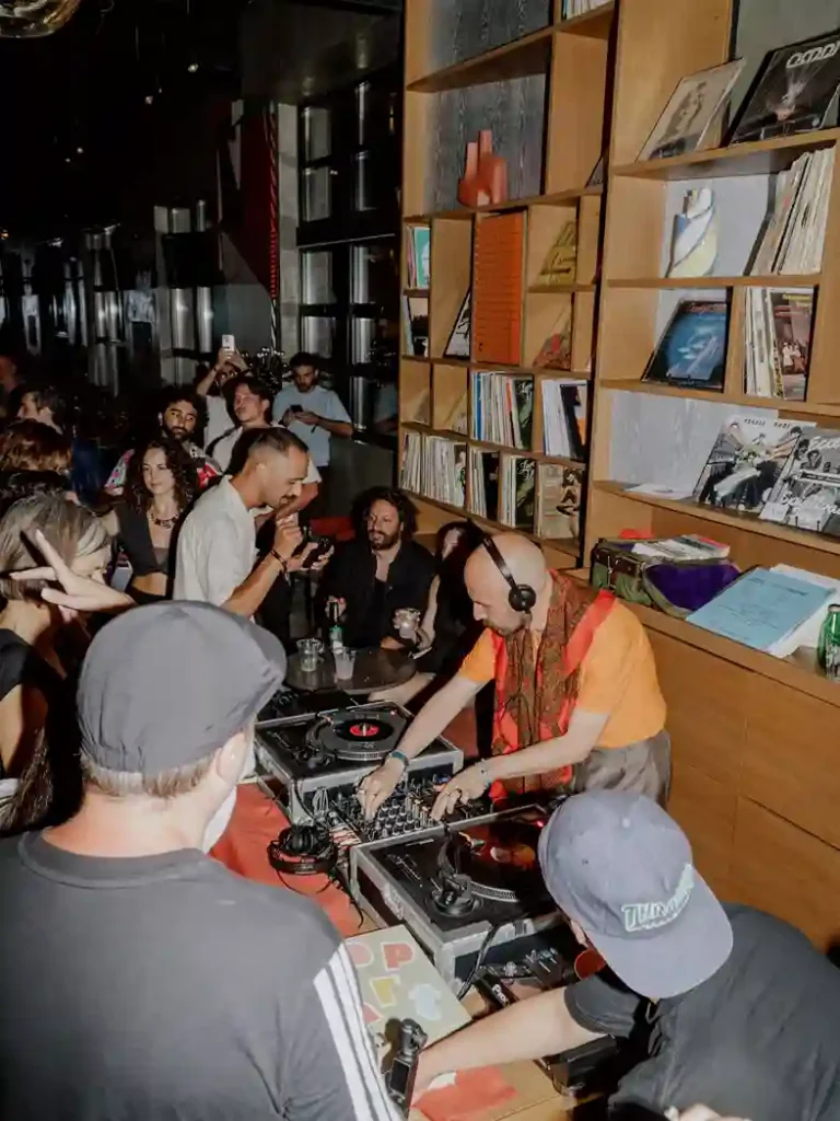Vinili, listening bar e food, come si mangia e balla oggi ad Atene